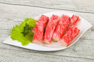 Yengeç surimi sopa salata yaprakları servis