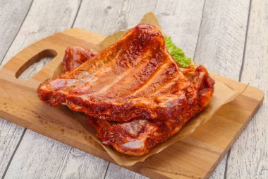 Çiğ domuz pirzolası pişirmeye hazır.