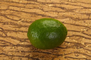 Ahşap zemin üzerinde olgun yeşil kireç