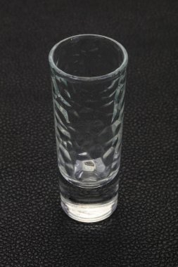 Boş bardak fincan siyah arka plan üzerinde