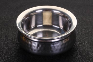 Boş Hint metalik kase ahşap bakcgound içinde