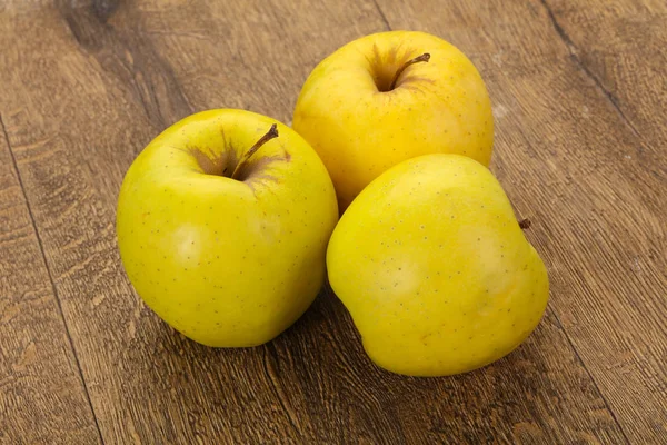 Желтые спелые яблоки — стоковое фото
