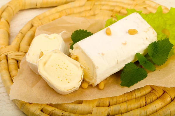 Rolo de queijo Brie — Fotografia de Stock