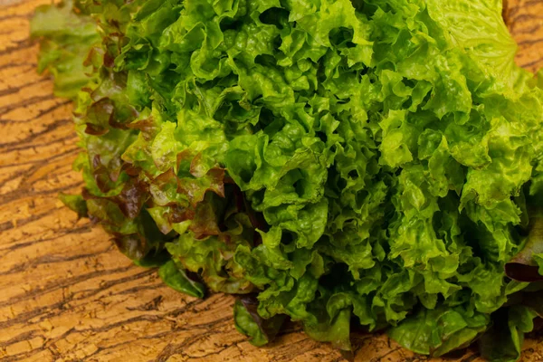 Reife Grüne Salatblätter Über Hölzernen Hintergrund — Stockfoto