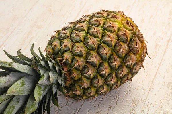 Świeży Ananas Dojrzałe Nad Podłoże Drewniane — Zdjęcie stockowe