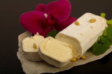 Sedir fıstıklı Brie peynirli rulo