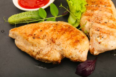 Salata yaprakları ile kavrulmuş tavuk göğsü