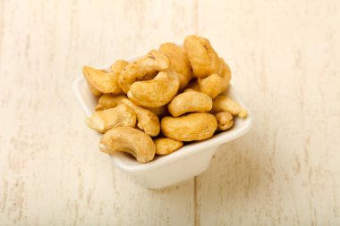 Kase içinde kasaju fındık yığını