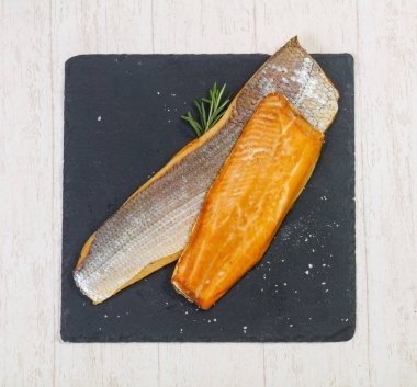 Baharat ile tuzlu beyaz balık füme