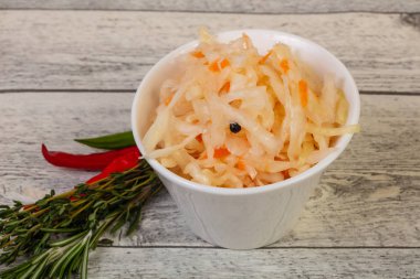 Salamura lahana - kekik ve biberiye ile lahana turşusu