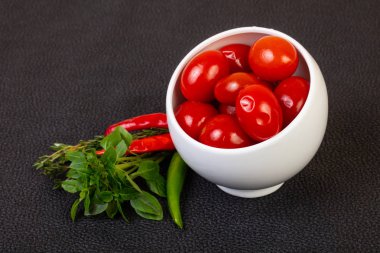 Kasede fesleğen servis edilen vişneli domates turşusu