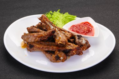 Kavrulmuş domuz kaburga sos ile