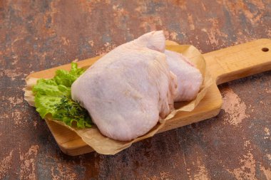 Çiğ tavuk kalçası pişirmeye hazır.