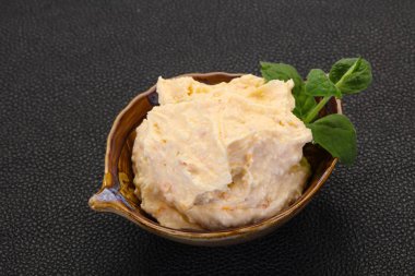 Nane yaprağı servis edilmiş kayısı ile kaymak.