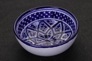 Boş seramik kase siyah arka plan üzerinde