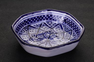 Boş seramik kase siyah arka plan üzerinde