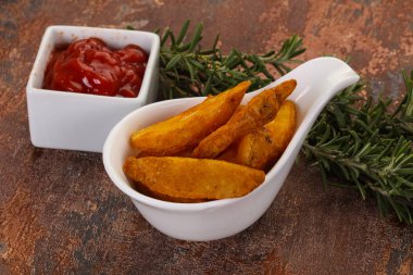 Biberiye ve soslu kızarmış patates dilimleri.