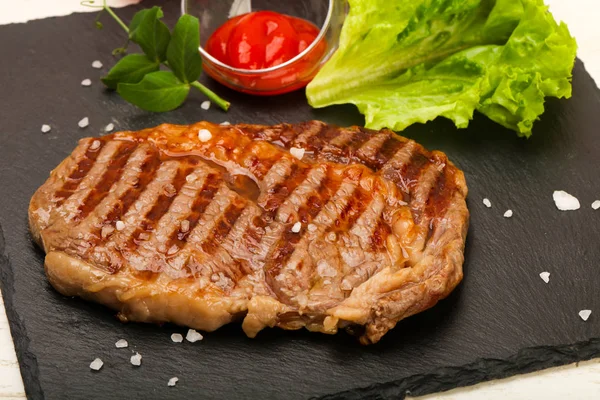 Gegrilde Rib Eye Steak Met Saus — Stockfoto