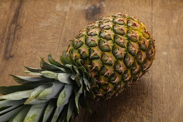 Ananas Fresco Maturo Sullo Sfondo Legno — Foto Stock