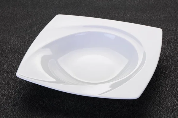 Κενό Λευκό Πιάτο Πάνω Από Μαύρο Φόντο — Φωτογραφία Αρχείου