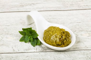 Fesleğen sosu Pesto