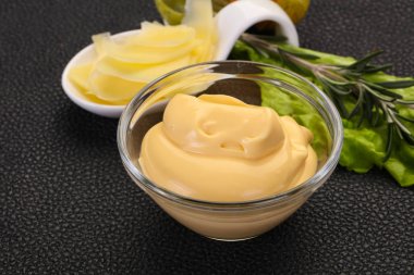 Kabın içinde peynir sos