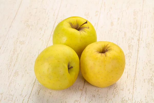 Manzanas amarillas maduras — Foto de Stock