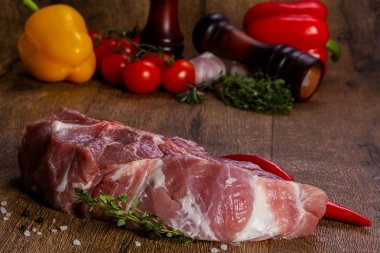 pişmemiş domuz eti