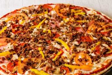 Kıyılmış et ile pizza