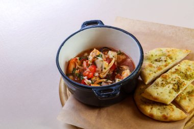 Deniz ürünleri suop ekmek ile