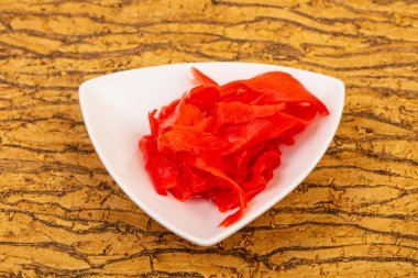 Kabın içinde turşu zencefil