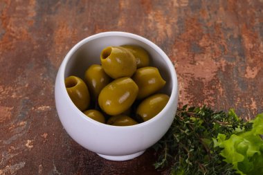 Büyük yeşil zeytin