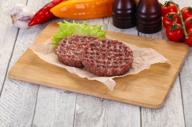 Çiğ burger pirzola