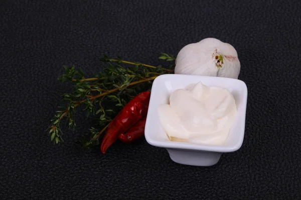 Mayonnaise-Sauce in der weißen Schüssel serviert Thymian und Knoblauch — Stockfoto