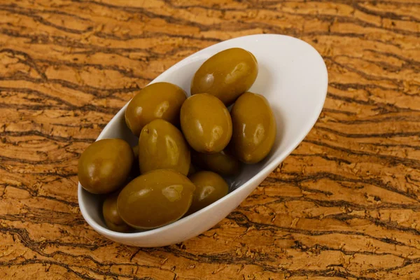 Gröna oliver i skålen — Stockfoto