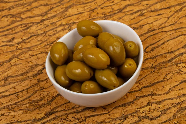 Olives vertes dans le bol — Photo