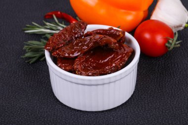 Zeytinyağlı kase kuru domates