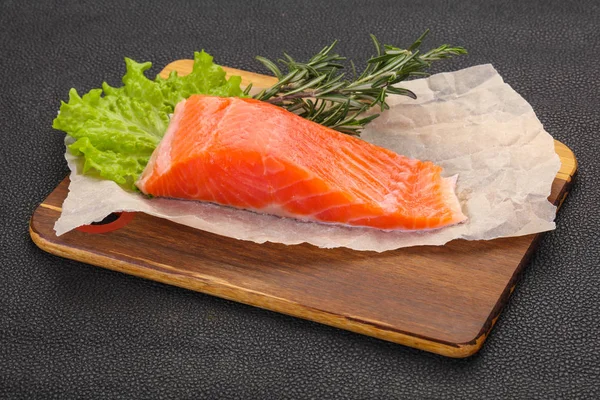 Stukje rauwe zalm — Stockfoto