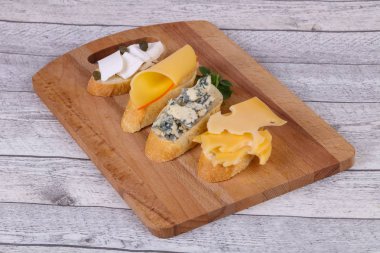 Bruschetta çeşitli peynir ile