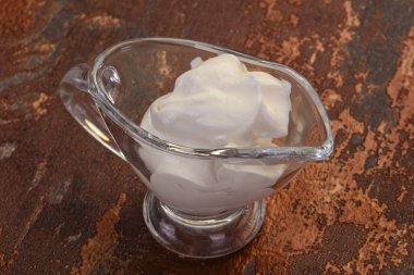 Ekşi krema kabın içinde