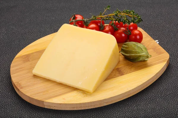 Peça de queijo parmesão duro — Fotografia de Stock