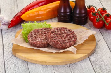 Çiğ burger pirzola