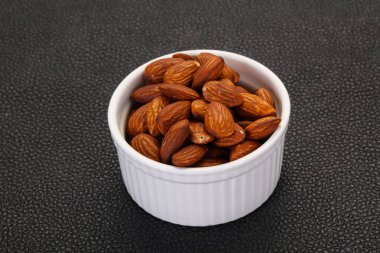 Badem fındık yığını