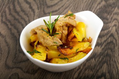 Domuz eti ile kızarmış patates