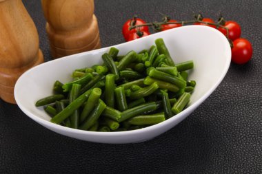 yeşil fasulyeler kasede.