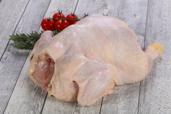 Çiğ tavuk yemek için hazır — Stok fotoğraf