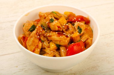 Udon ile tavuk ve susam