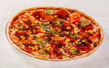 Kıyma ve domatesli pizza.