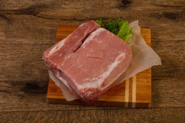 Ahşap arka planda pişirmek için çiğ domuz eti.