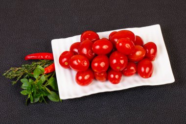 Kasede fesleğen servis edilen vişneli domates turşusu